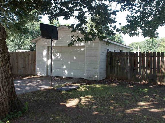 3rd image of 821 E 16th Ave