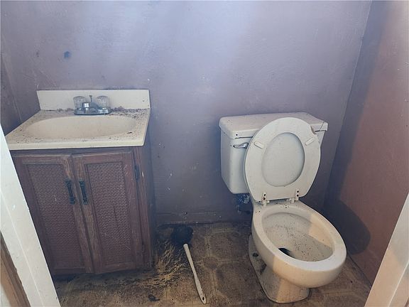 5th image of 601 Francis Ct