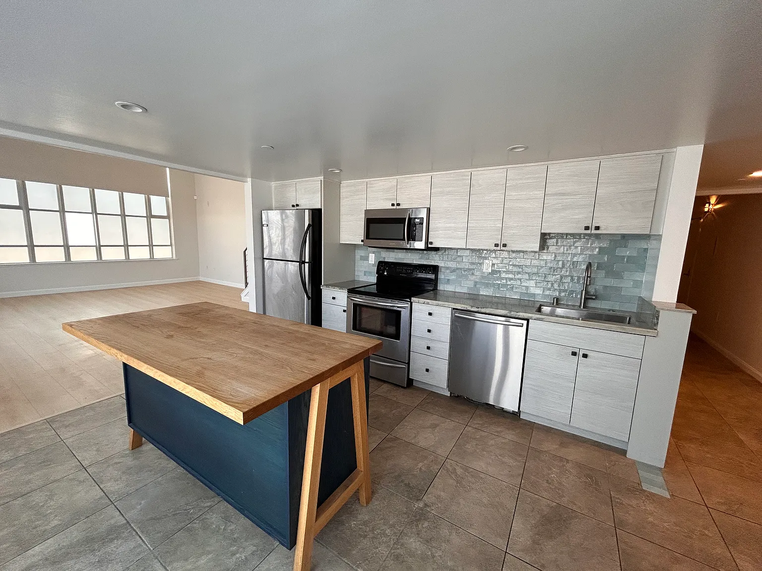 1 bed, 1042 sqft, $5,200 — Photo 2