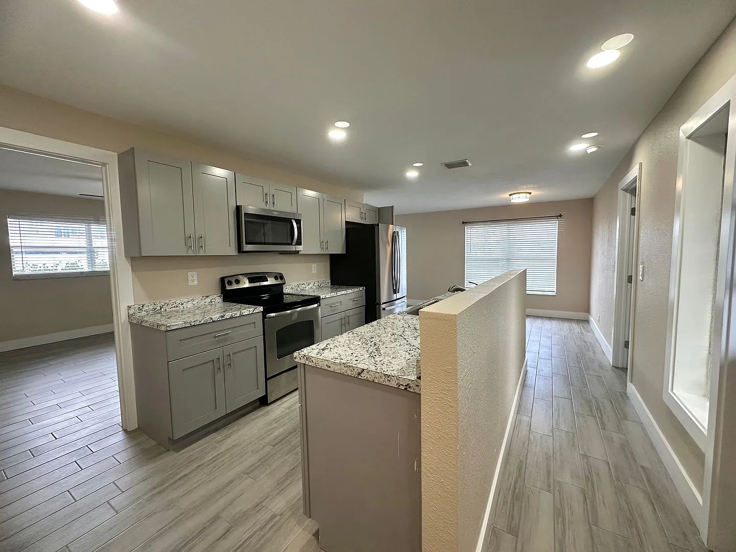 Great Location! 2 Bed 2 Bath Duplex Available Now — Photo 3