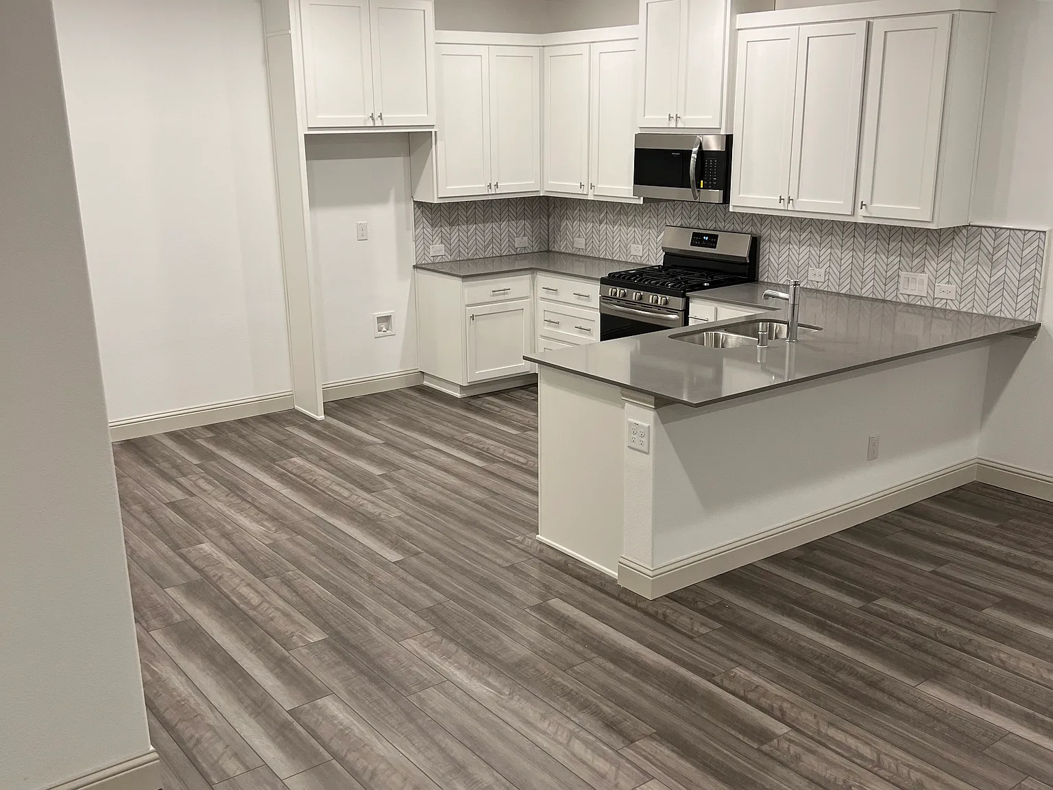 3 bed, 2.5 bath, 1722 sqft, $2,670 — Photo 3