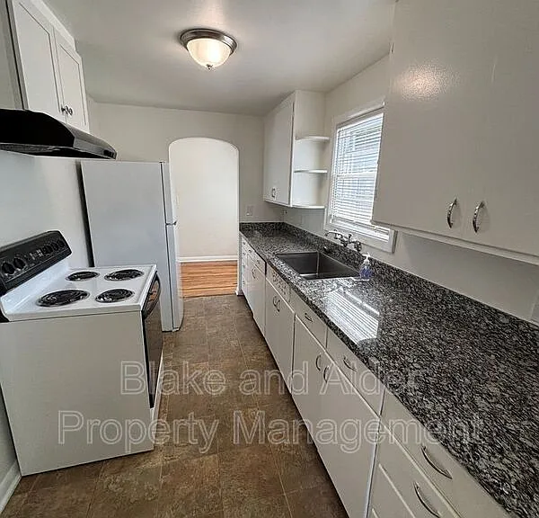 656 Breys Ave NE — Photo 7