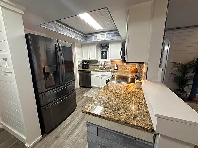 3 bed, 2.0 bath, 1457 sqft, $2,350 — Photo 2