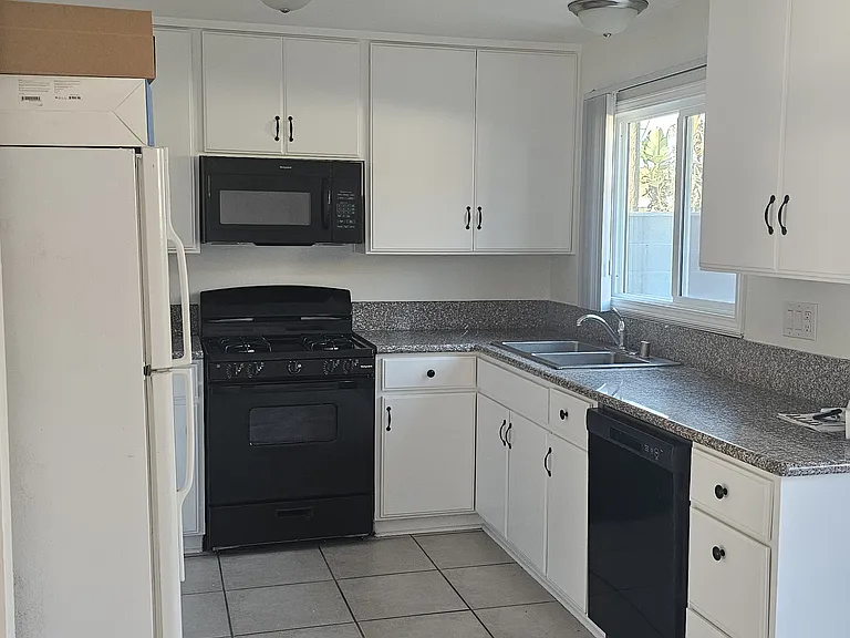 652 Center St #C — Photo 15