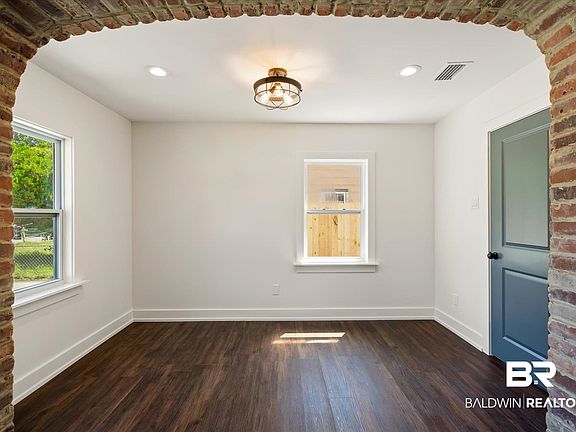 4th image of 2259 Clinton St