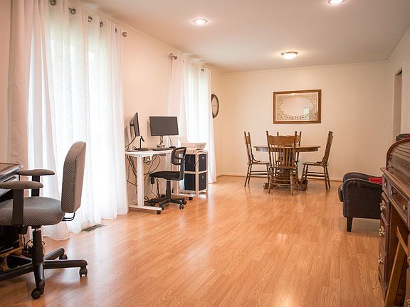 5th image of 101 Essex Ct