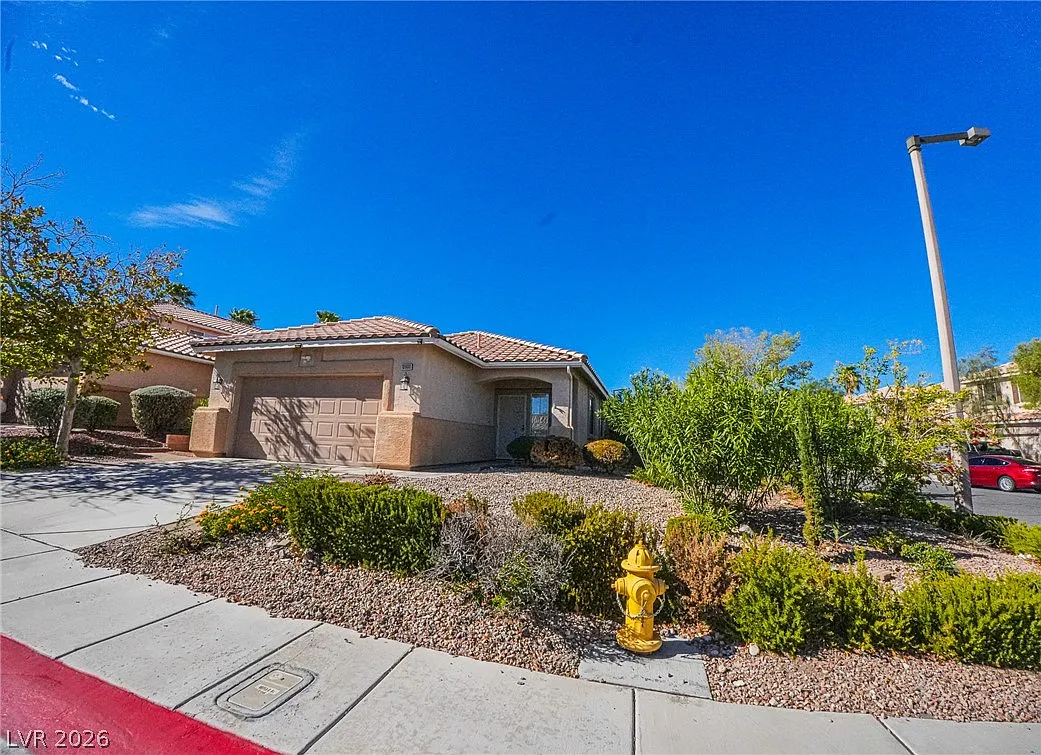 3 bed, 2.0 bath, 1244 sqft, $2,100 — Photo 2