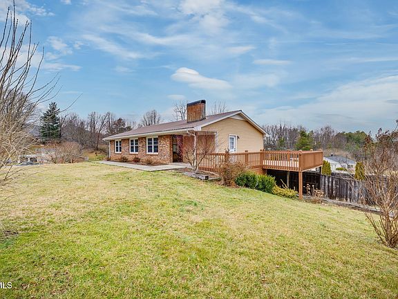 3rd image of 1 York Cir