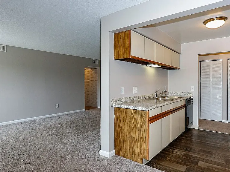 Chimneys Of Oak Creek Apartments — Photo 19