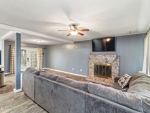 4th image of 430 Windy Hill Ln