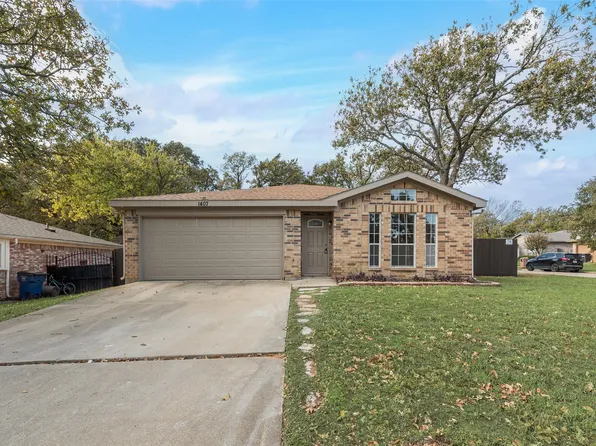 1407 Crest Dr, Mansfield, TX 76063