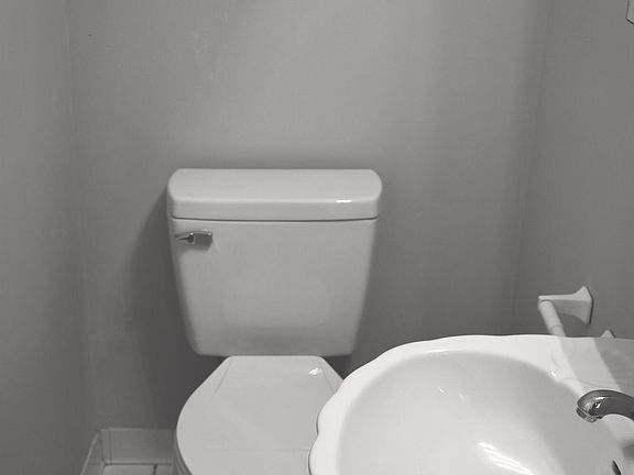 4th image of 804 Hickman Rd #B