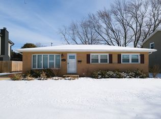 1415 S Chestnut Dr, Mount Prospect, IL 60056