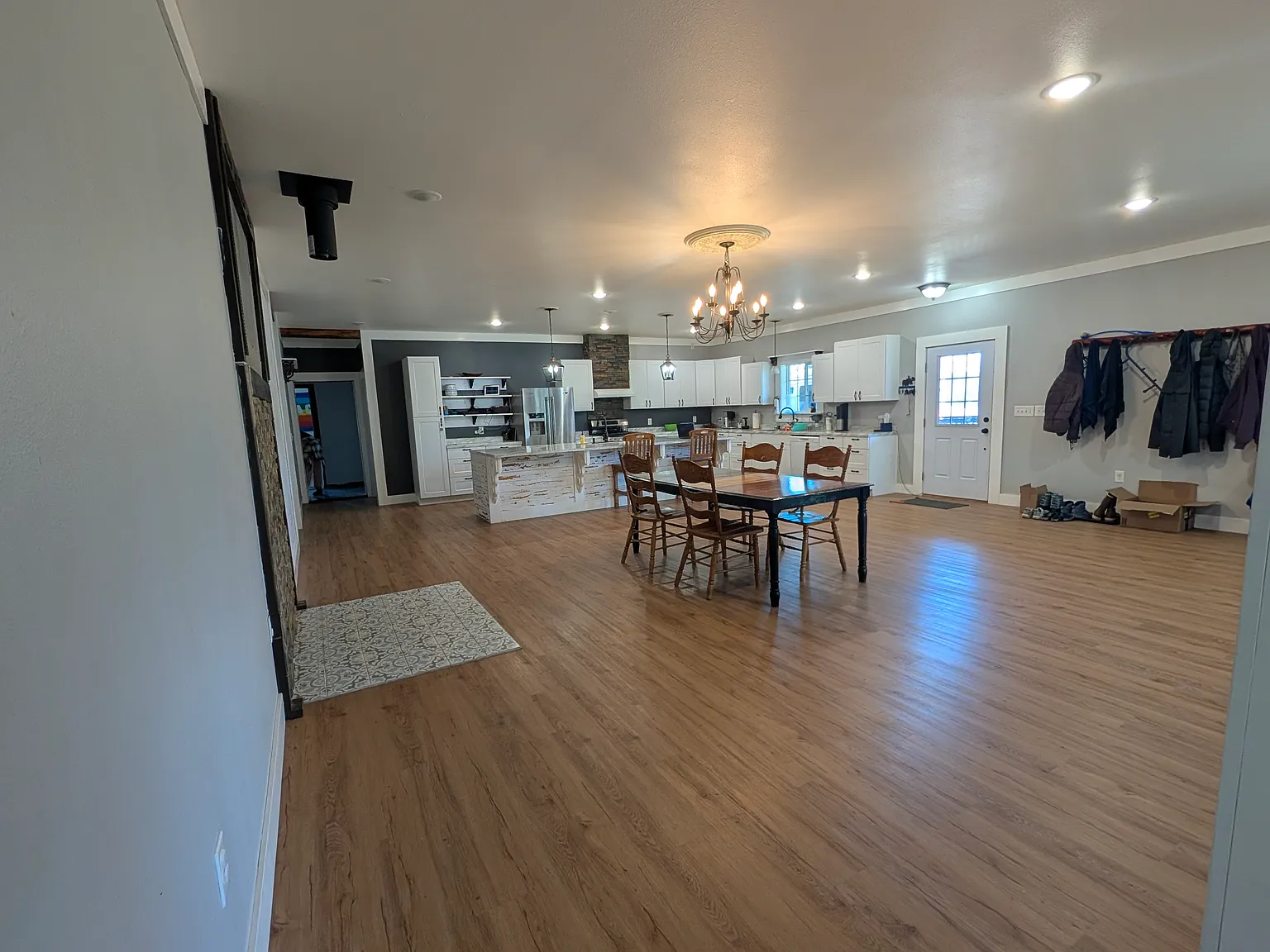 4 bed, 2880 sqft, $4,200 — Photo 3