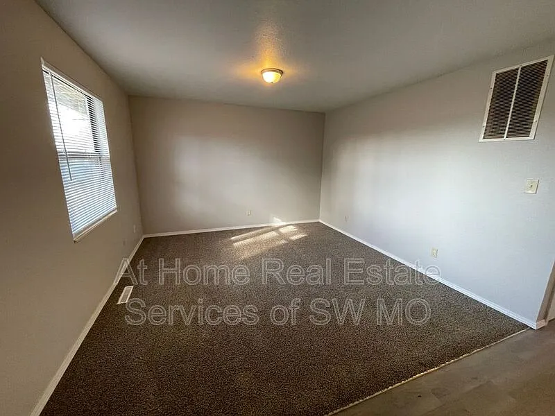 Building Photo - 900 S Crutcher Ave #4