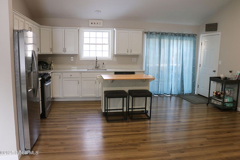 4th image of 8-10 E Boylston Street