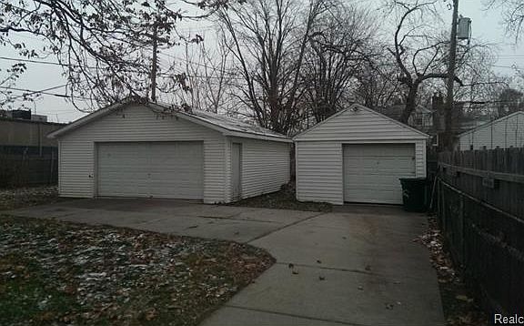 4th image of 6912 Woodmont Ave
