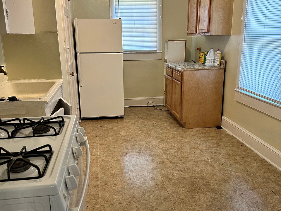 1st image of 409 Moffett St APT 3
