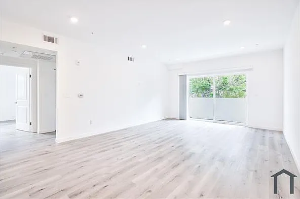 14748 Victory Blvd #202 — Photo 7