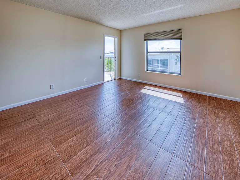 890 N Federal Hwy #412 — Photo 27
