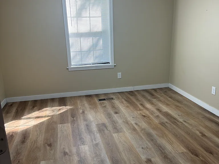 1013 Stewart St — Photo 8