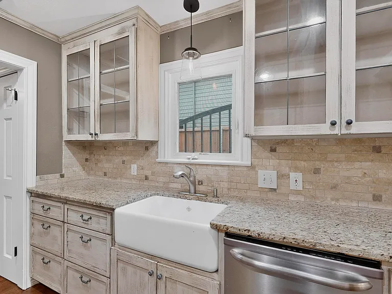 4810 Stanford Ave — Photo 9
