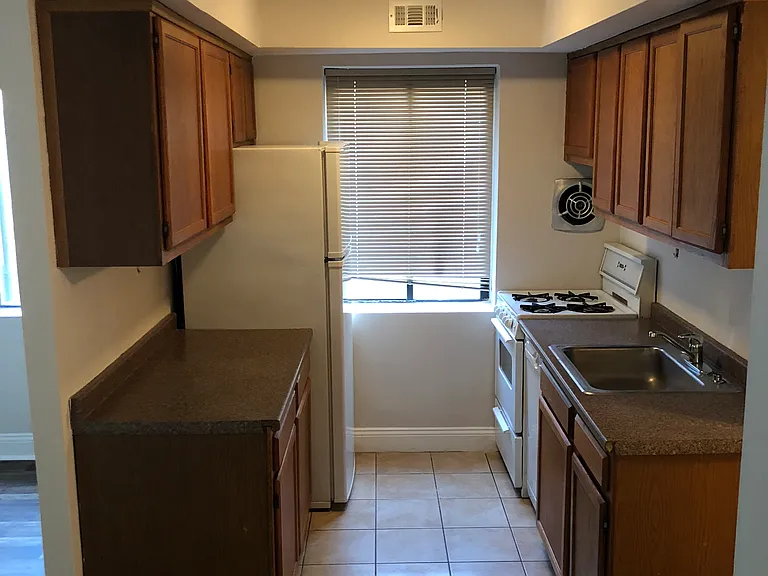 1031 Michigan Ave NE — Photo 6