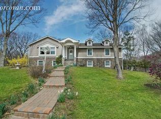 80 Sandy Ct, Riverhead, NY 11901