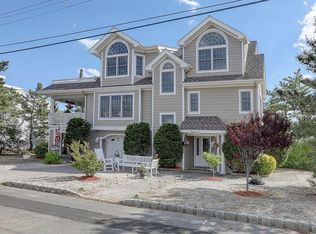 30 10th St, Beach Haven, NJ 08008