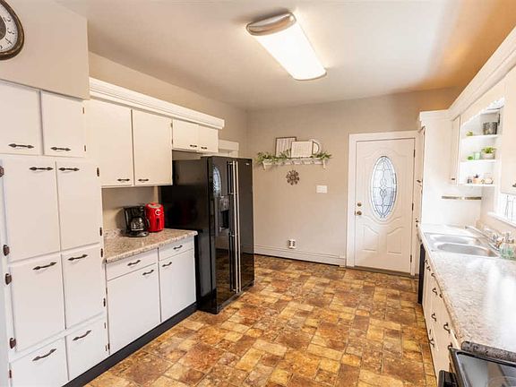 5th image of 620 N Augusta Ave