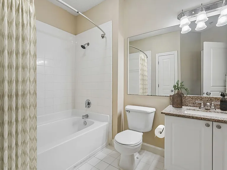 Gables Montclair — Photo 15