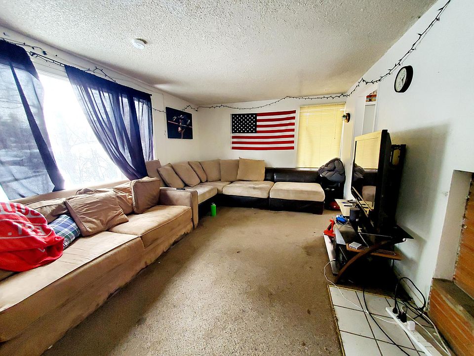 2nd image of 1105 NE Gaines Rd #B