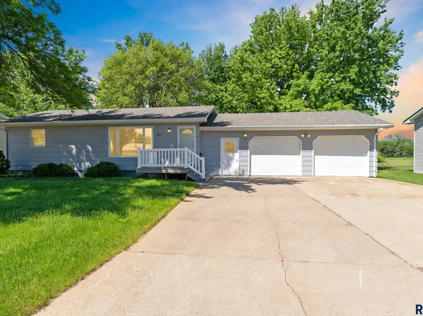 411 N Douglas St, Howard, SD 57349