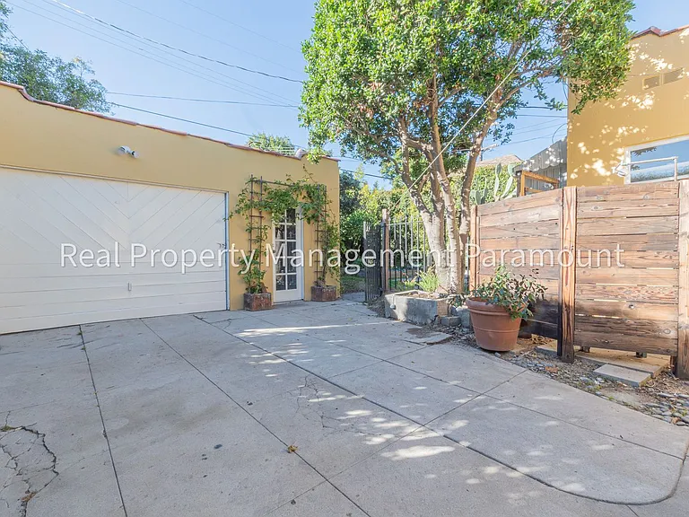 1929 N Berendo St — Photo 38
