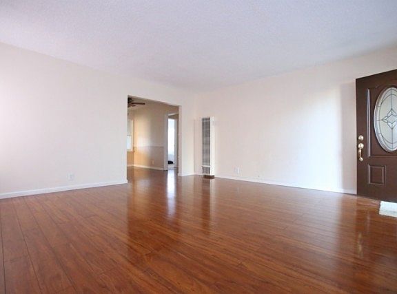 3rd image of 1058 W 58th St