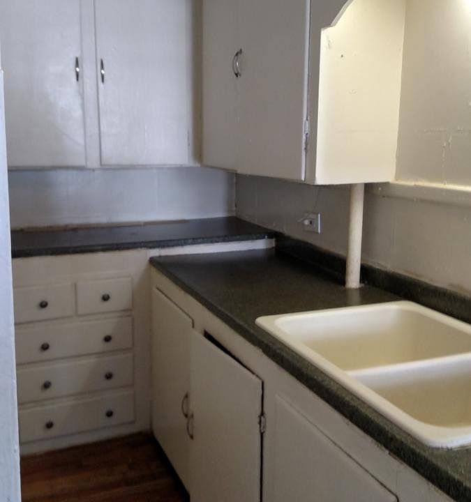 Plenty of kitchen cabinet storage