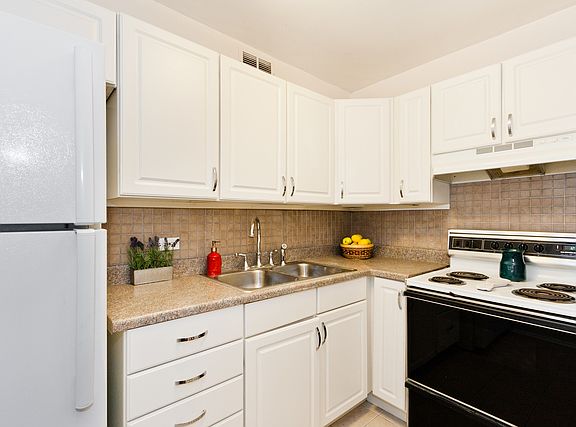 3rd image of 4250 N Marine Dr APT 403