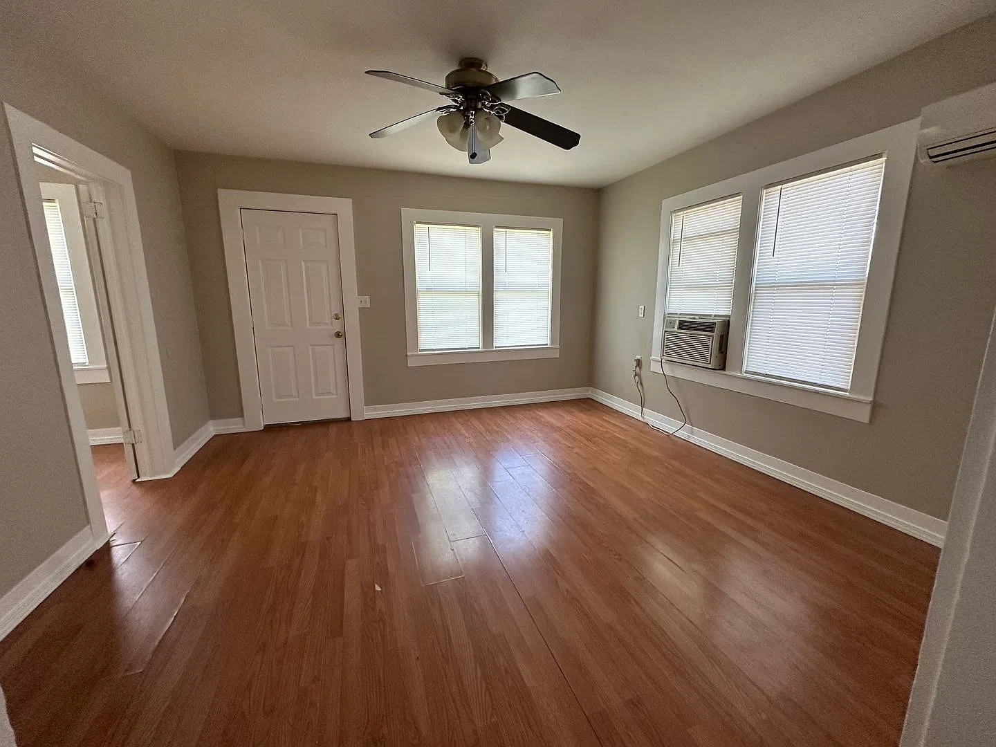 Welcome to this charming 2-bedroom, 1-bathroom home located in the heart of Russellville, AR. — Photo 2