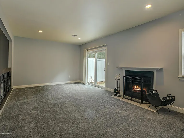 40 Staghorn Dr — Photo 9