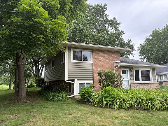 3rd image of 118 Willow St