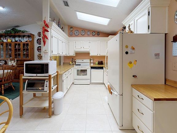 5th image of 487 NW Sherbrooke Ave