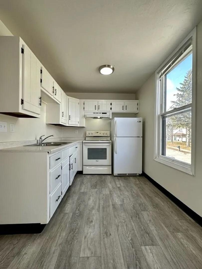 211 Green Bay Apartments — Photo 4