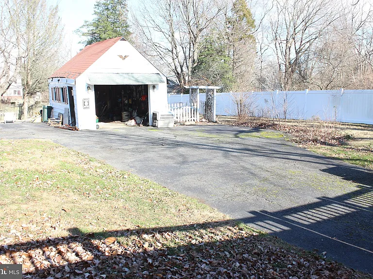 217 Villanova Rd — Photo 6