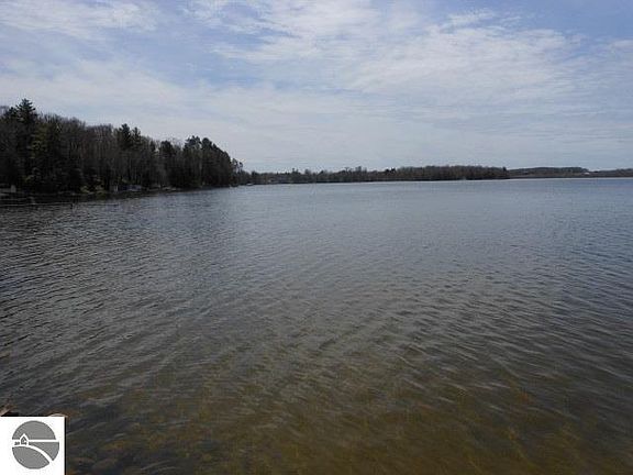4th image of 1276 S Lake Dr