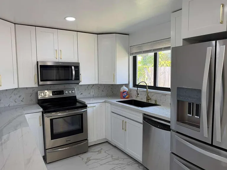 160 SE 15th Ave #A — Photo 1