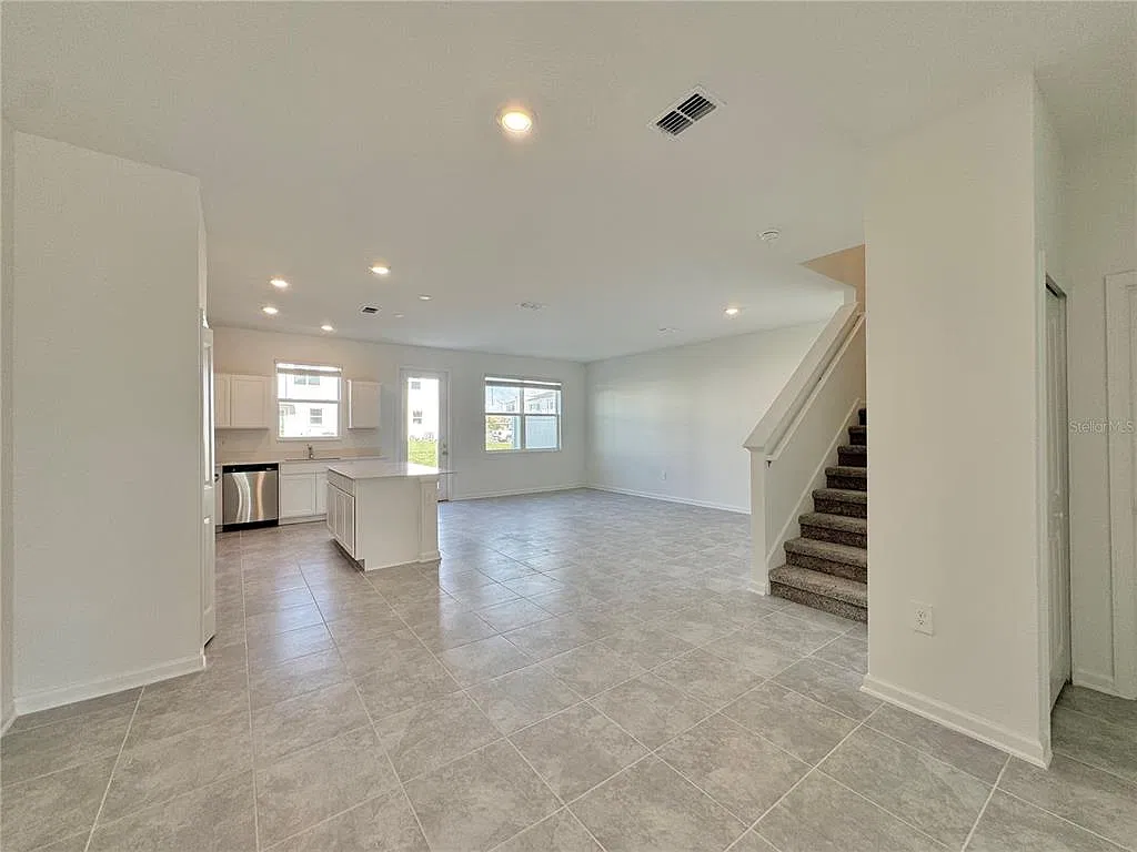 4 bed, 3.5 bath, 1944 sqft, $2,380 — Photo 2