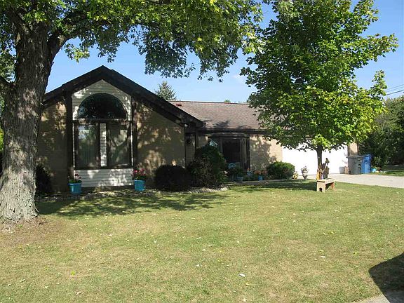 3rd image of 642 Crown Hill Dr W