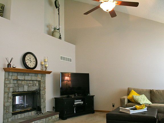 Vaulted ceilings in the livi