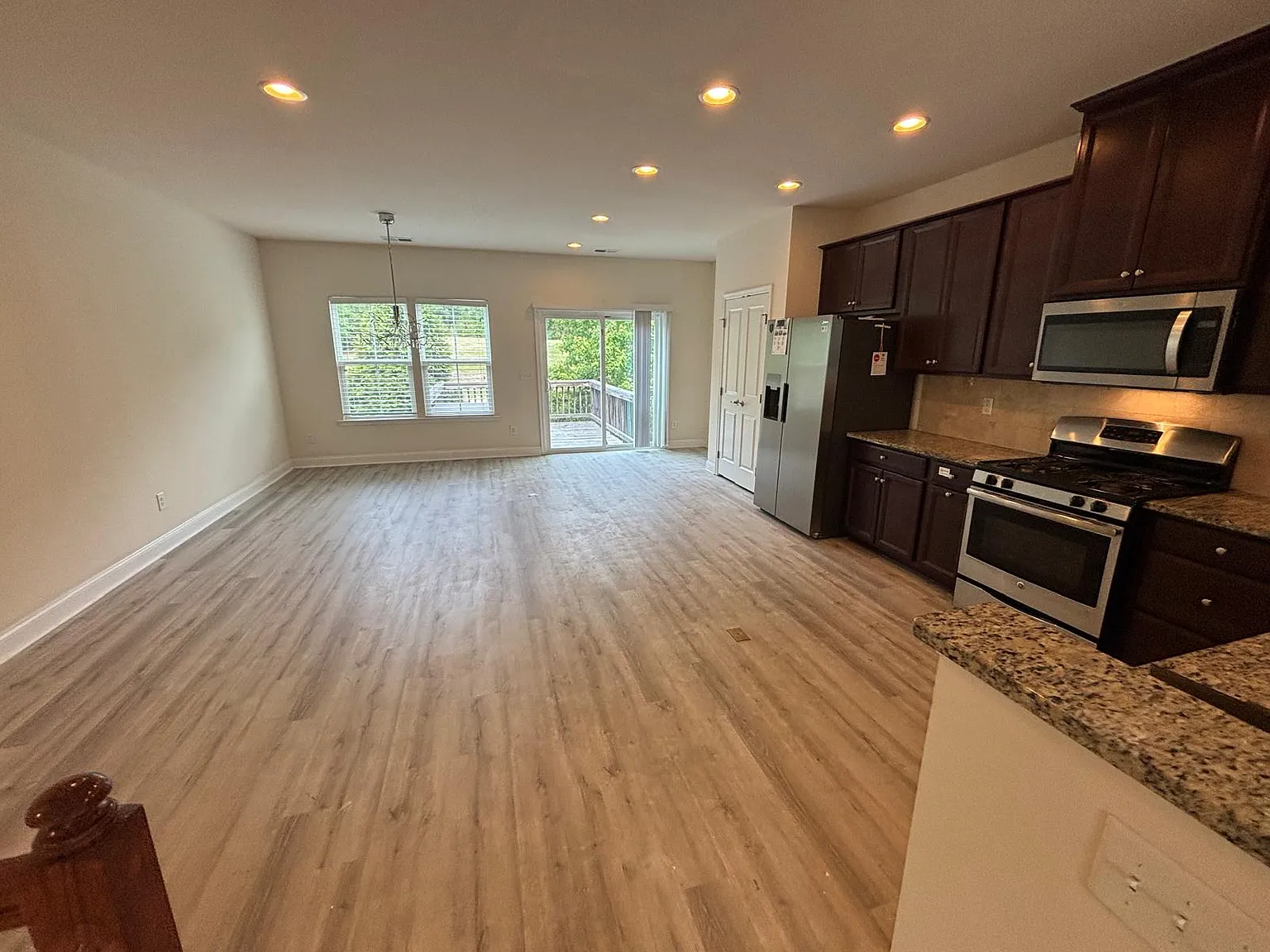 4 bed, 2242 sqft, $1,999 — Photo 4
