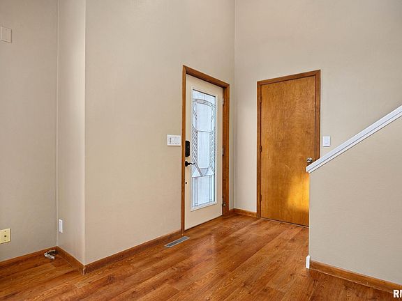 3rd image of 610 Bayside Cir